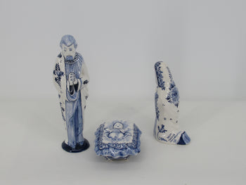 Delftblue Nativity set with, Joseph, baby and kneeling Maria