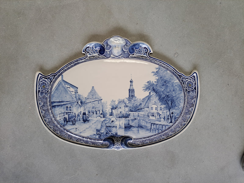 Groot delftsblauw apllique met stadsgezicht naar Cornelis Springer.