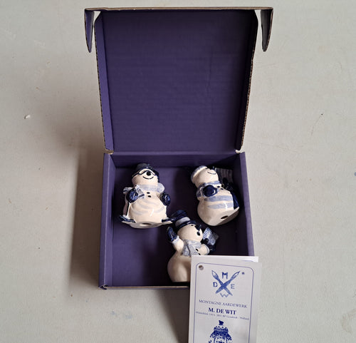 Set of three delftblue snowmen in a blue giftbox.