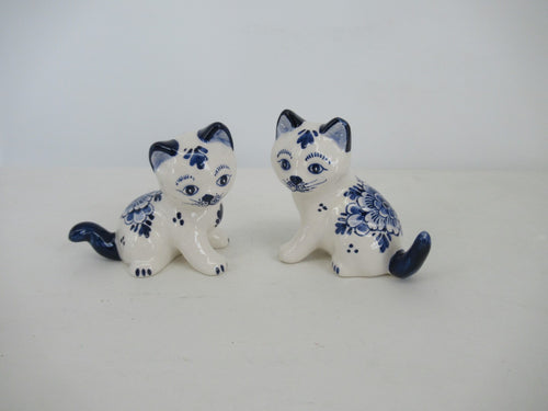 Pair (left and right) of two delftblue kittens.