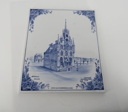 Delftsblauwe grote tegel met stadhuis Gouda.