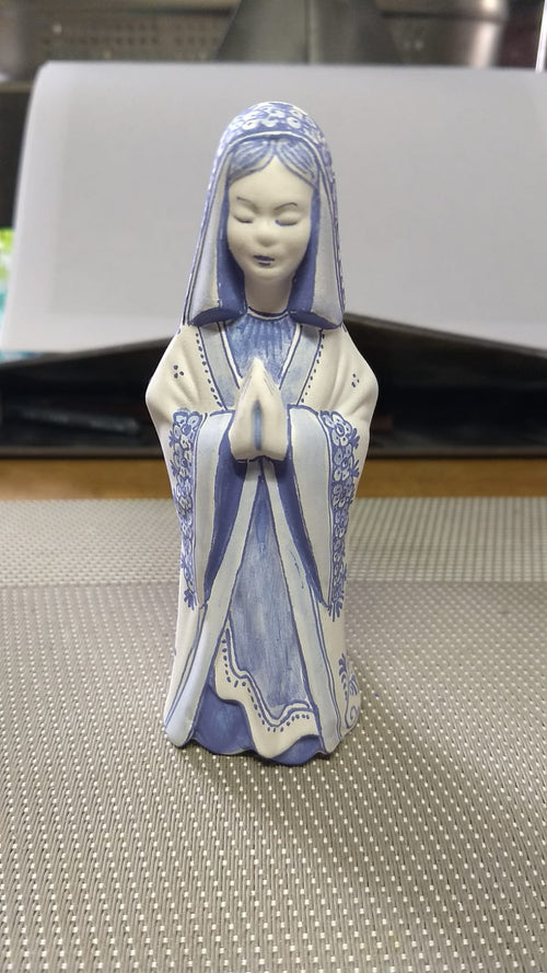 Delftblue Maria statue is ready after painting.