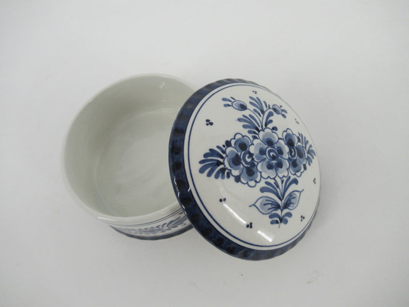 round delftblue box painted in floral design.