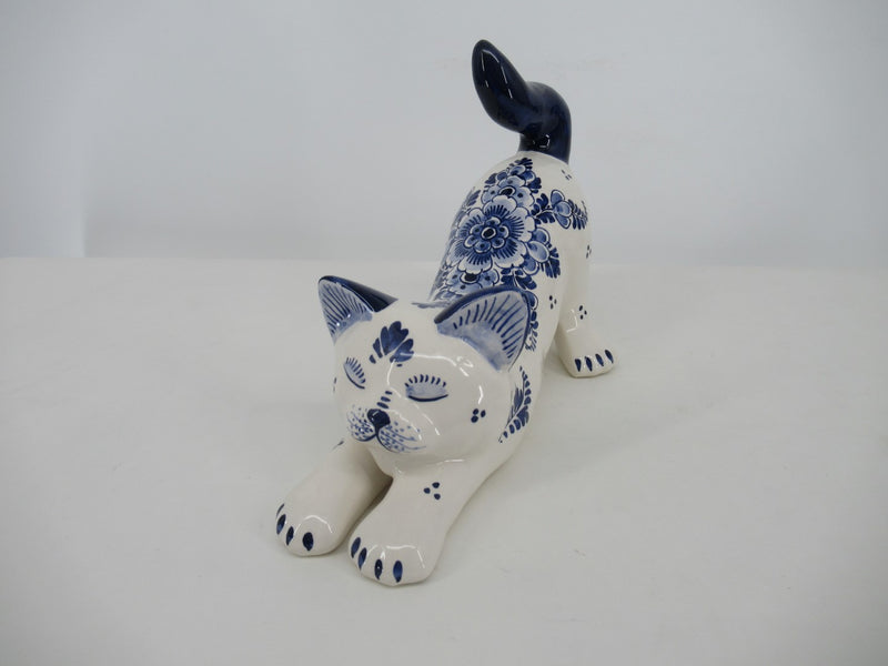 Delftblue cat handpainted with a floral Delft pattern