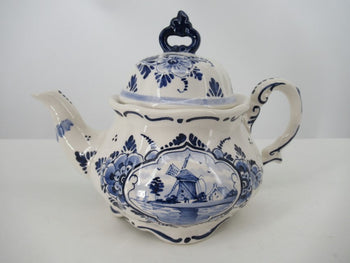 Delft blue tea and coffeepots