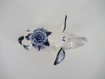 Delft blue elephants seen from above.