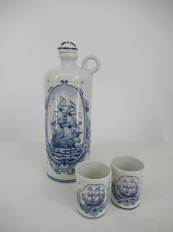 Delftblue ginbottle with shotglasses depicting a naval scene