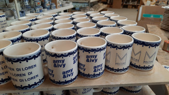 serie of delftblue mugs with names on it