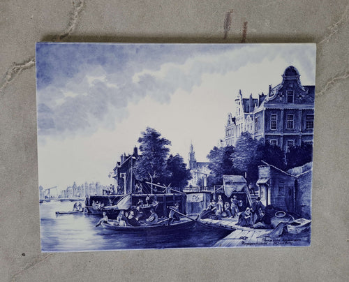 Delftsblauwe apllique met oud Amsterdams stadsgezicht handgeschilderd.