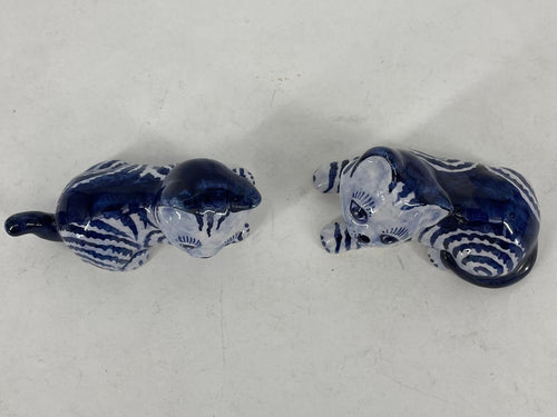 paar van twee zittende kleine delftsblauw gestreepte katten