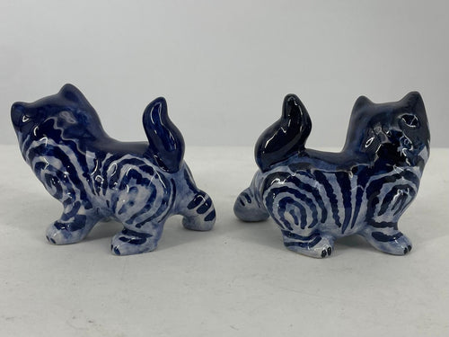 2 standing delftblue striped cats