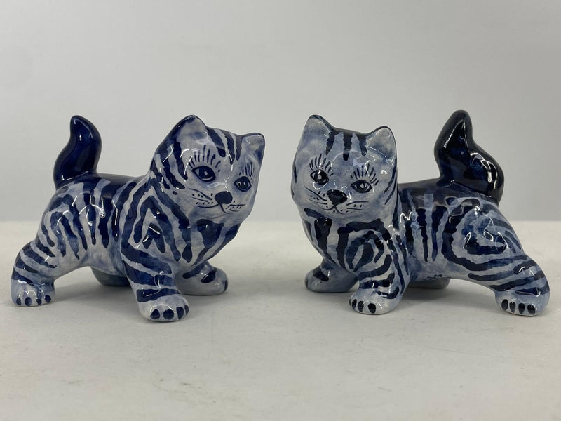 2 standing delftblue striped cats
