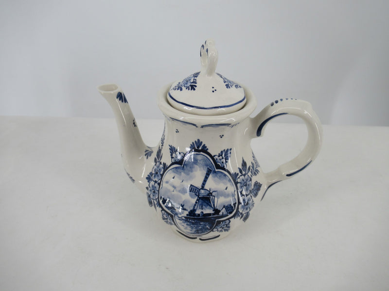 Octagonal delftblue teapot in windmill design