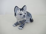 Delfts blauwe zittende cyperse kat