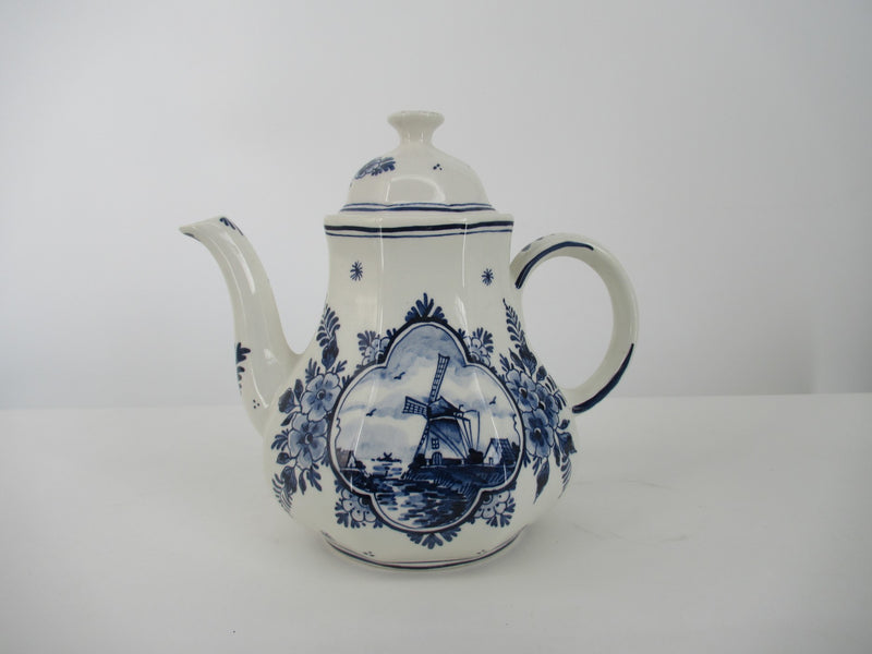 A delftblue teapot with a detailled handpaintedwindmill design.