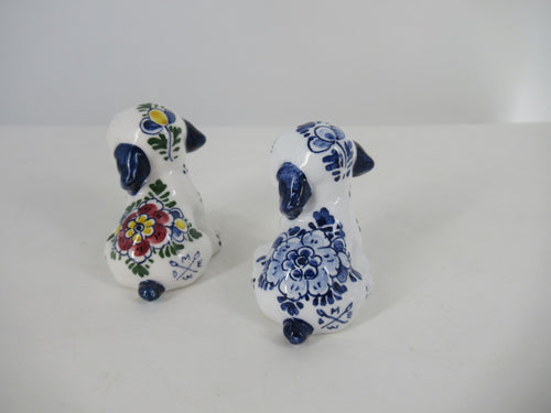 delftsblauwe en veelkleurige keramische puppy's