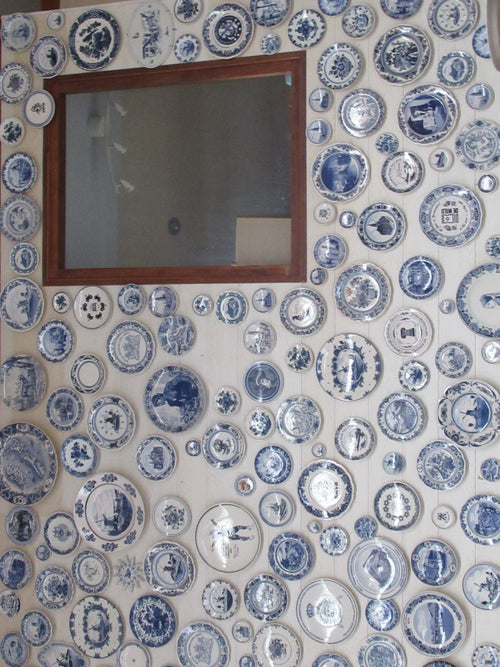wand vol met delftsblauwe borden