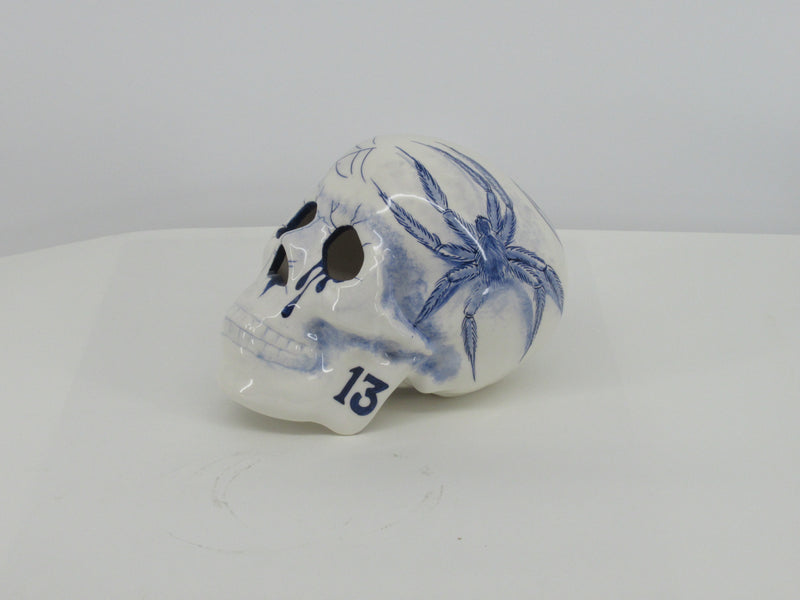 Handbeschilderde schedel van keramiek in delfts blauw tattoo design