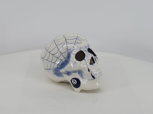 Handbeschilderde schedel van keramiek in delfts blauw tattoo design