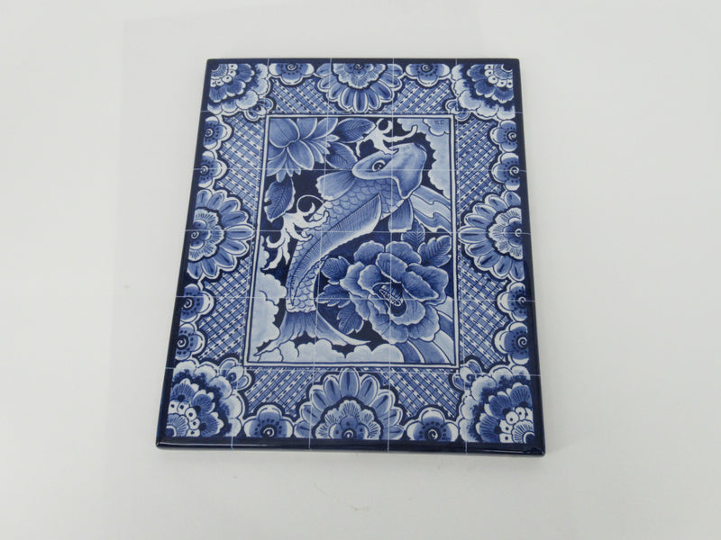 Handbeschilderde Delftse plaquette met een blauwe Koi vis