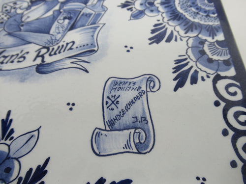 Handbeschilderde delfts plaquette met een old school tattoo design a mans ruin