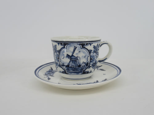 delftblue cup and saucers in fine landscape painting