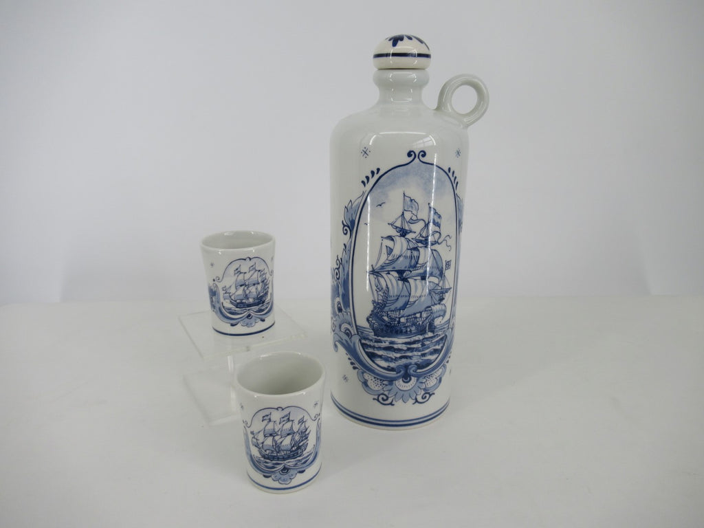 Delft gin bottle with two drinkcups in 17th century sailingship design