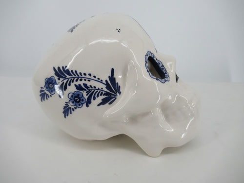 Delftblue ceramic skull in delft floral design rightside view