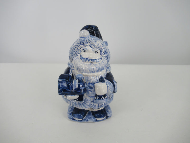 Delftsblauwe Kerstman met een speelgoedtrein in de hand