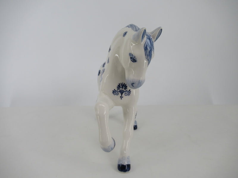 delftblue ceramic horse seen from frontside