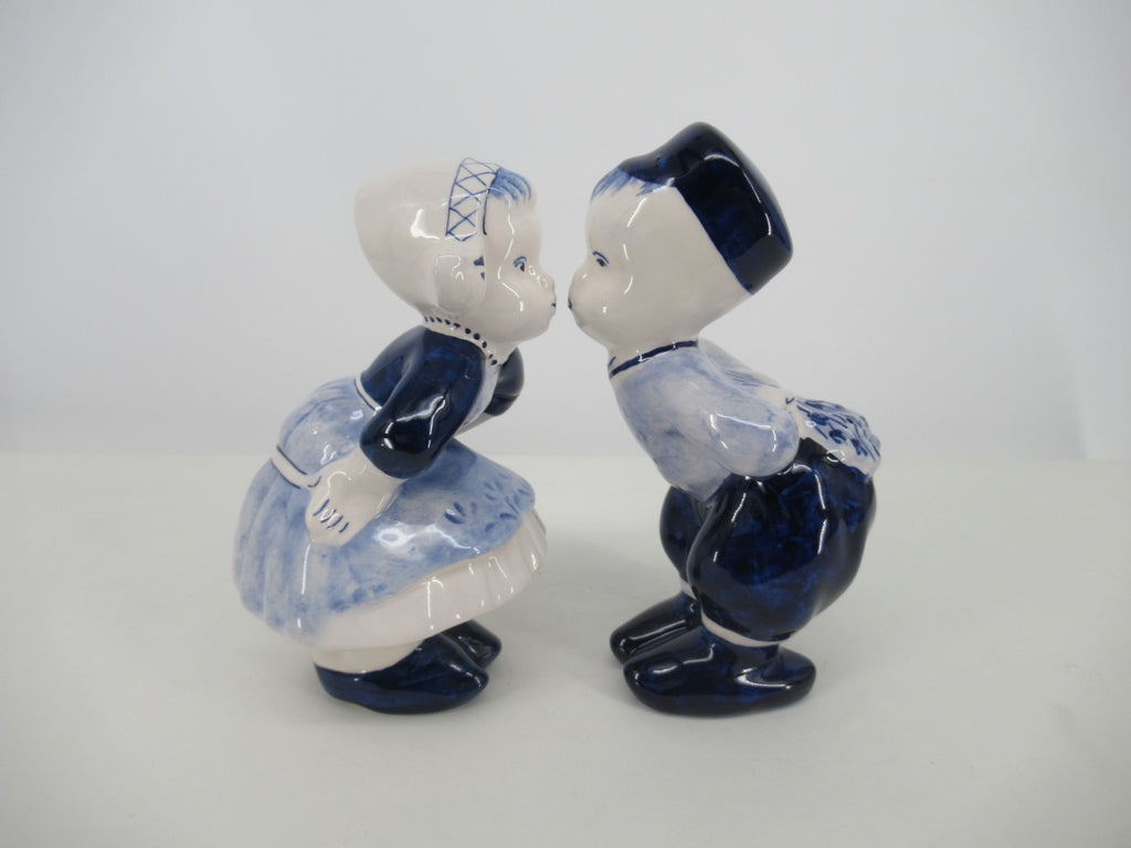 Delftblue Dutch kissing couple made in Holland