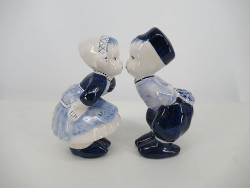 Delftblue boy and girl kissing couple.